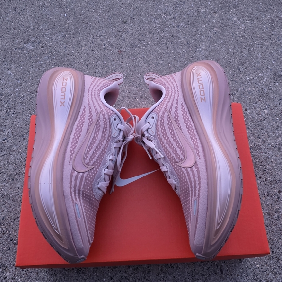 Nike  Vemoro Plus Women's Pink Sneakers Size 8 - Picture 5 of 16